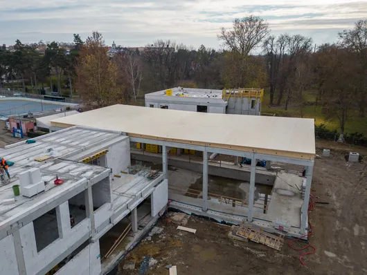 Roof construction of swimming pool